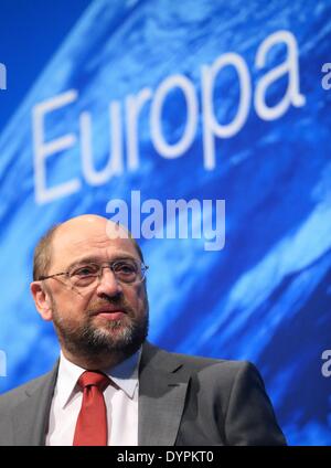 Magdeburg, Deutschland. 23. April 2014. Martin Schulz (SPD), Präsident des Europäischen Parlaments und Spitzenkandidat für die EU-Sozial-Demokratische Partei, spricht bei einer Wahl-Kampagne Veranstaltung im Kulturwerk Fichte in Magdeburg, Deutschland, 23. April 2014. Die EU-Wahlen für das Europäische Parlament nehmen Platz am 25. Mai 2014. Foto: JENS WOLF/Dpa/Alamy Live News Stockfoto