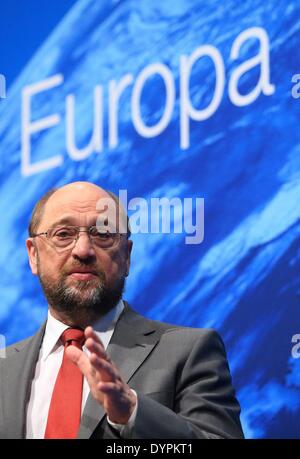 Magdeburg, Deutschland. 23. April 2014. Martin Schulz (SPD), Präsident des Europäischen Parlaments und Spitzenkandidat für die EU-Sozial-Demokratische Partei, spricht bei einer Wahl-Kampagne Veranstaltung im Kulturwerk Fichte in Magdeburg, Deutschland, 23. April 2014. Die EU-Wahlen für das Europäische Parlament nehmen Platz am 25. Mai 2014. Foto: JENS WOLF/Dpa/Alamy Live News Stockfoto