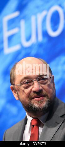 Magdeburg, Deutschland. 23. April 2014. Martin Schulz (SPD), Präsident des Europäischen Parlaments und Spitzenkandidat für die EU-Sozial-Demokratische Partei, spricht bei einer Wahl-Kampagne Veranstaltung im Kulturwerk Fichte in Magdeburg, Deutschland, 23. April 2014. Die EU-Wahlen für das Europäische Parlament nehmen Platz am 25. Mai 2014. Foto: JENS WOLF/Dpa/Alamy Live News Stockfoto