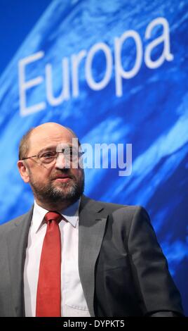 Magdeburg, Deutschland. 23. April 2014. Martin Schulz (SPD), Präsident des Europäischen Parlaments und Spitzenkandidat für die EU-Sozial-Demokratische Partei, spricht bei einer Wahl-Kampagne Veranstaltung im Kulturwerk Fichte in Magdeburg, Deutschland, 23. April 2014. Die EU-Wahlen für das Europäische Parlament nehmen Platz am 25. Mai 2014. Foto: JENS WOLF/Dpa/Alamy Live News Stockfoto