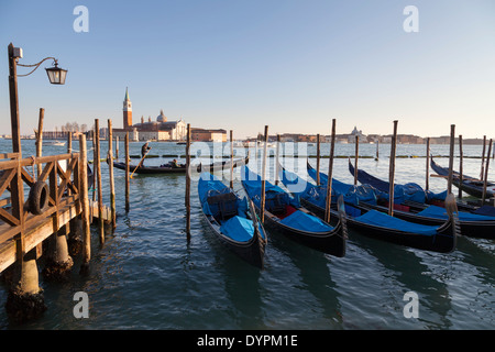 Venedig Gondeln in der Lagune und die Kirche San Giorgio Maggiore im Hintergrund, Venedig, Italien Stockfoto