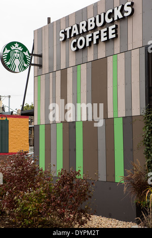 Starbucks Coffee-Shop aus recycelten Containern in Chicago, Illinois, USA gebaut. Gelegen an der Ecke Broadway und Devon der Drive-in-einzige Laden gehört "Starbucks Strategie, Store-Konzepte aus neu gedachte Materialien zu entwickeln. Stockfoto