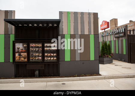 Starbucks Coffee-Shop aus recycelten Containern in Chicago, Illinois, USA gebaut. Gelegen an der Ecke Broadway und Devon der Drive-in-einzige Laden gehört "Starbucks Strategie, Store-Konzepte aus neu gedachte Materialien zu entwickeln. Stockfoto