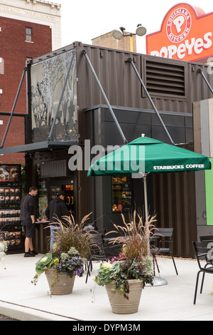 Starbucks Coffee-Shop aus recycelten Containern in Chicago, Illinois, USA gebaut. Gelegen an der Ecke Broadway und Devon der Drive-in-einzige Laden gehört "Starbucks Strategie, Store-Konzepte aus neu gedachte Materialien zu entwickeln. Stockfoto