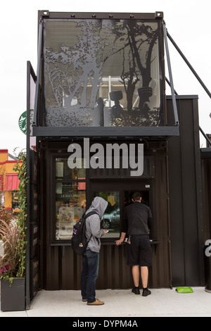 Starbucks Coffee-Shop aus recycelten Containern in Chicago, Illinois, USA gebaut. Gelegen an der Ecke Broadway und Devon der Drive-in-einzige Laden gehört "Starbucks Strategie, Store-Konzepte aus neu gedachte Materialien zu entwickeln. Stockfoto