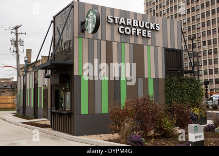 Starbucks Coffee-Shop aus recycelten Containern in Chicago, Illinois, USA gebaut. Gelegen an der Ecke Broadway und Devon der Drive-in-einzige Laden gehört "Starbucks Strategie, Store-Konzepte aus neu gedachte Materialien zu entwickeln. Stockfoto