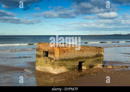 WELTKRIEG II PILLBOX EINSINKEN IN DEN SAND DER FINDHORN STRAND MORAY SCHOTTLAND Stockfoto