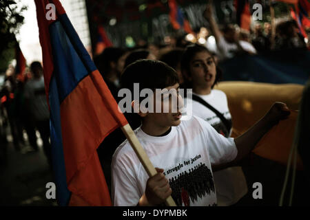 Thessaloniki, Griechenland. 24. April 2014. Griechisch-armenische Gruppen versammelten sich vor dem türkischen Konsulat zur Teilnahme an der jährlichen Rallye um den Massenmord an den Armeniern im Osmanischen Türkei 99 Jahren protestieren. Über 20 Ländern weltweit, darunter Griechenland, als auch das Europäische Parlament erkennen die Massentötungen als Völkermord, trotz der starken Einwände aus der Türkei. Thessaloniki, Griechenland am 24. April 2014. Bildnachweis: Konstantinos Tsakalidis/Alamy Live-Nachrichten Stockfoto