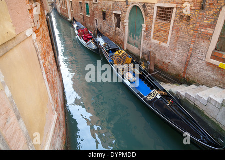 Gondeln vor Anker in einem engen Kanal in Venedig Stockfoto