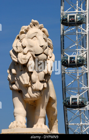 London, England, Vereinigtes Königreich. Der Löwe Coade Westminster Bridge. [1837: William Frederick Woodington] mit dem London Eye hinter Stockfoto