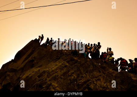 Massen von katholischen Anhänger sehen die Karfreitagsprozession auf dem Hügel von San Cristobal während der Heiligen Woche in Lima, Peru. Stockfoto