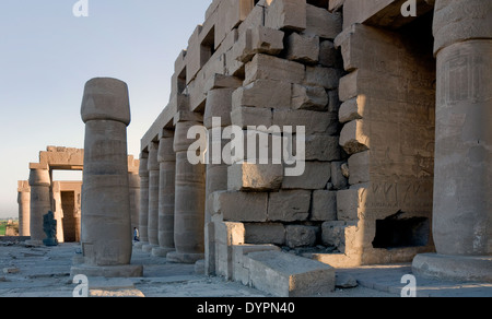 Ramesseum: die Beerdigung Tempel des Pharao Ramses II. der große (1303-1213 v. Chr. XIX dyn.). Ansicht der lateralen Seite der Säulenhalle. Stockfoto