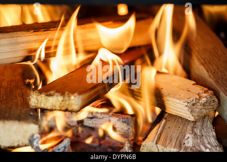 Nahaufnahme von Brennholz in Outdor Kamin brennen Stockfoto