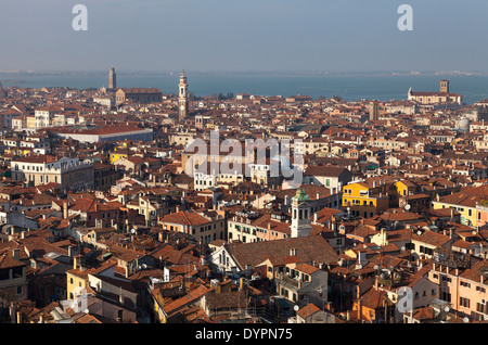 Venedig von oben an einem sonnigen Frühlingstag Stockfoto