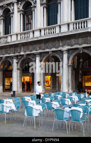 Ruhigen Abendstimmung am Markusplatz entfernt, Venedig mit Kellner stehen in der Nähe von leeren Tabellen Stockfoto