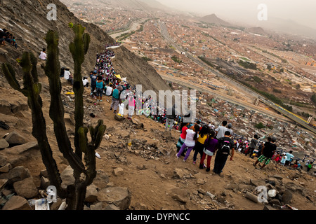 Massen von katholischen Anhänger sehen die Karfreitagsprozession klettern den Hügel während der Karwoche in Lima, Peru. Stockfoto