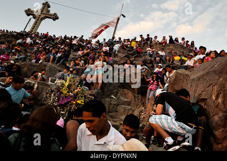 Massen von katholischen Anhänger sehen die Karfreitagsprozession auf dem Hügel von San Cristobal während der Heiligen Woche in Lima, Peru. Stockfoto