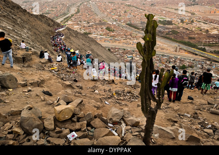 Massen von katholischen Anhänger sehen die Karfreitagsprozession die Hügel während der Heiligen Woche in Lima, Peru klettern. Stockfoto
