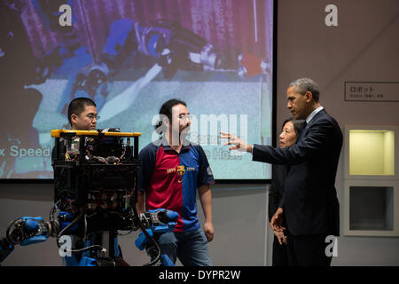 US-Präsident Barack Obama spricht mit den Designern des Roboters SCHAFT während eines Besuchs auf der nationalen Museum Emerging Science & Innovation April 24, 2014 in Tokio, Japan. Stockfoto