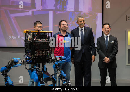 US-Präsident Barack Obama posiert für ein Foto mit Miraikan Regisseur und Astronaut Mamoru Mohri, rechts, und zwei von den Designern des Roboters SCHAFT während eines Besuchs auf der nationalen Museum Emerging Science & Innovation April 24, 2014 in Tokio, Japan. Stockfoto