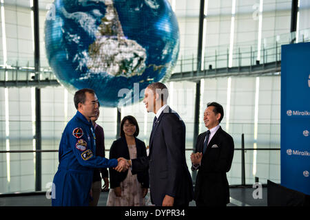 US-Präsident Barack Obama spricht mit japanischer Astronaut Soichi Noguchi während eines Besuchs auf der nationalen Museum Emerging Science & Innovation April 24, 2014 in Tokio, Japan. Stockfoto