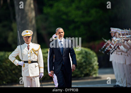 US-Präsident Barack Obama Bewertungen die Ehrengarde während einer Willkommenszeremonie in der Hofburg 24. April 2014 in Tokio, Japan. Stockfoto