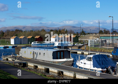 Boote am Eingang zum Forth & Clyde Kanal, in der Nähe von Falkirk, Schottland Stockfoto