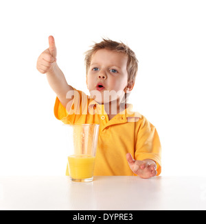 glückliche kleine Junge Saft zu trinken Stockfoto