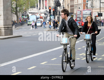 London, England, Vereinigtes Königreich. Menschen auf "Boris Bikes' - Barclays mieten in Whitehall Zyklen- Stockfoto