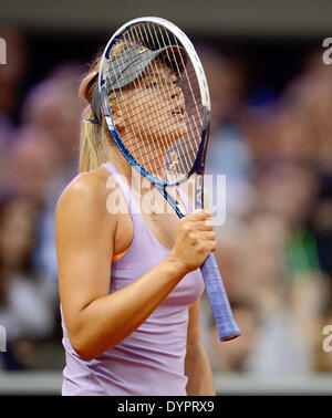 Stuttgart, Deutschland. 24. April 2014. Russlands Maria Sharapova reagiert während der zweiten Vorrundenspiel gegen Pawljutschenkowa der Russischen Föderation für die WTA-Tennis-Turnier in Stuttgart, Deutschland, 24. April 2014. Foto: DANIEL MAURER/Dpa/Alamy Live News Stockfoto