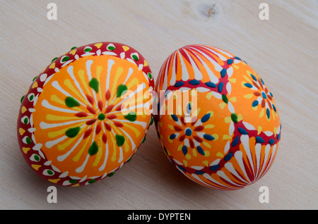 handgemalte Eastereggs auf einem Holztisch Stockfoto