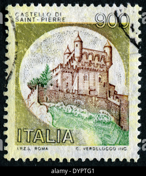 Italien - CIRCA 1980: Einen Stempel aus der "Burgen" Ausgabe zeigt Schloss Saint - Pierre, circa 1980 in Italien gedruckt. Stockfoto