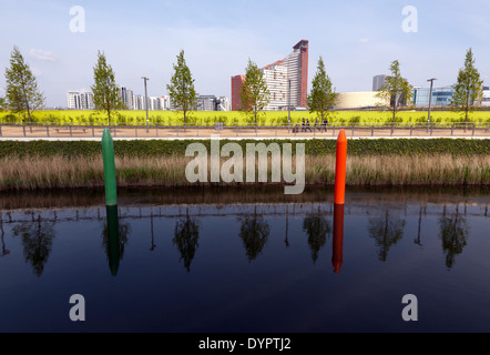 Ein Abschnitt des Flusses Lee Da durchläuft im neu eröffneten Queen Elizabeth II Olympic Park, Stratford, London. Stockfoto