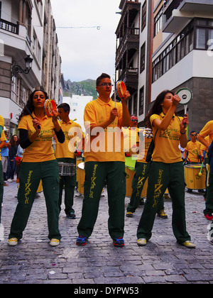 Unbekannte Menschen genießen den Karneval in Santa Cruz De La Palma auf 2. März 2014, Kanarische Inseln, Spanien. Stockfoto