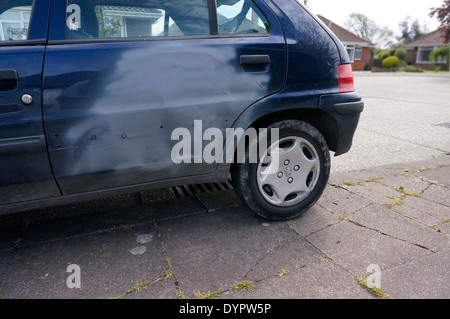 Auto geparkt auf Bürgersteig Autofahrer sollte verboten werden, vom Parken auf Gehwegen verursacht Obstruktion & viel Unannehmlichkeiten Stockfoto