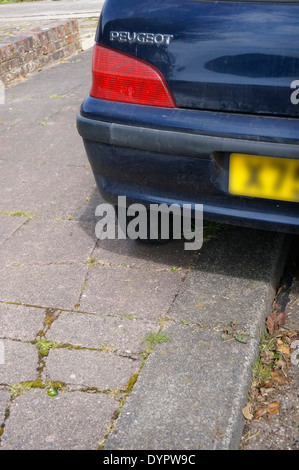 Auto geparkt auf Bürgersteig Autofahrer sollte verboten werden, vom Parken auf Gehwegen verursacht Obstruktion & viel Unannehmlichkeiten Stockfoto