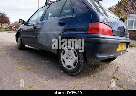 Auto geparkt auf Bürgersteig Autofahrer sollte verboten werden, vom Parken auf Gehwegen verursacht Obstruktion & viel Unannehmlichkeiten Stockfoto