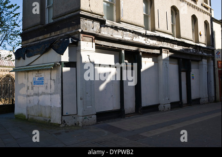 Mit Brettern vernagelt Tante-Emma-Laden auf der High Street Bangor Gwynedd North Wales UK Stockfoto