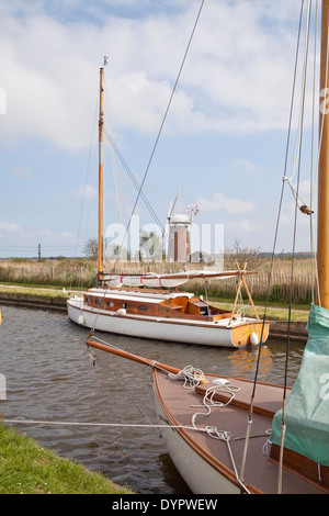 Horsey Windpumpe mit Segelbooten im Vordergrund Stockfoto