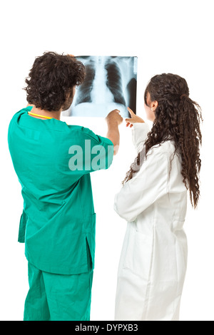 eine schöne junge Ärztin und eine hübsche Krankenschwester mit Sthetoscopes Blick auf eine Radiographie weißer Hintergrund Stockfoto