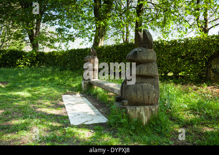 Eine hölzerne Bank-Enden verziert mit geschnitzten Hasenpaar innerhalb Ostern Kapelle der Whipsnade Baum Cathedral, Bedfordshire, England Stockfoto