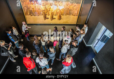 Mailand, Italien. 23. April 2014. Menschen vor ' The Fourth Estate' Gemälde von Pellizza da Volpedo, im Museum des 20. Jahrhunderts Credit: wirklich Easy Star/Alamy Live News Stockfoto