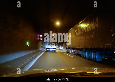 Fahren auf der Autobahn durch einen tunnel Stockfoto