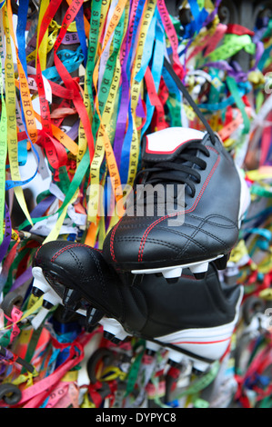 Viel Glück Fußballschuhe Fußball Stollen hängen mit brasilianischen Wunsch Bändern an der Bonfim-Kirche in Salvador Bahia Brasilien Stockfoto