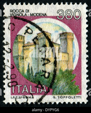 Italien - CIRCA 1980: Eine Briefmarke gedruckt in Italien aus dem "Burgen" Ausgabe zeigt Rocca di Vignola - Modena, ca. 1980. Stockfoto