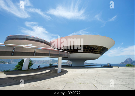 RIO DE JANEIRO, Brasilien - 4. Februar 2014: Die modernistische Niteroi Contemporary Art Museum (MAC) von Oscar Niemeyer mit Rampe. Stockfoto