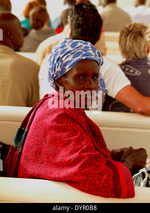 DAKAR, SENEGAL-APRIL 13, 2014: Lokale Frau Reisen gehen nach Goree Island am 13. April 2014 in Senegal. Stockfoto