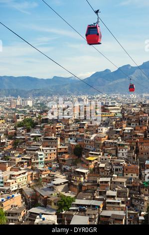 Rote Kabel Autos Reisen im blauen Himmel über Rio De Janeiro Favela Complexo Alemao Stockfoto