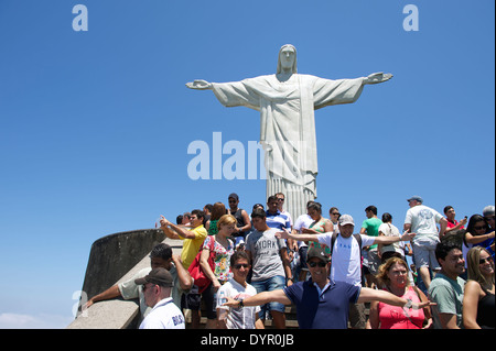 RIO DE JANEIRO, Brasilien - 20. Oktober 2013: Touristen posieren für Bilder auf der Aussichtsplattform an der Statue von Christus die Rede Stockfoto