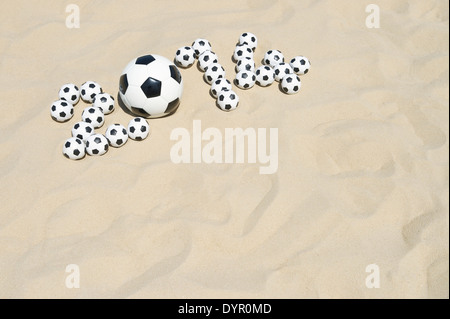 Fußball 2014 gemacht mit Fußball Fußbälle am Strand in Rio De Janeiro Brasilien Stockfoto